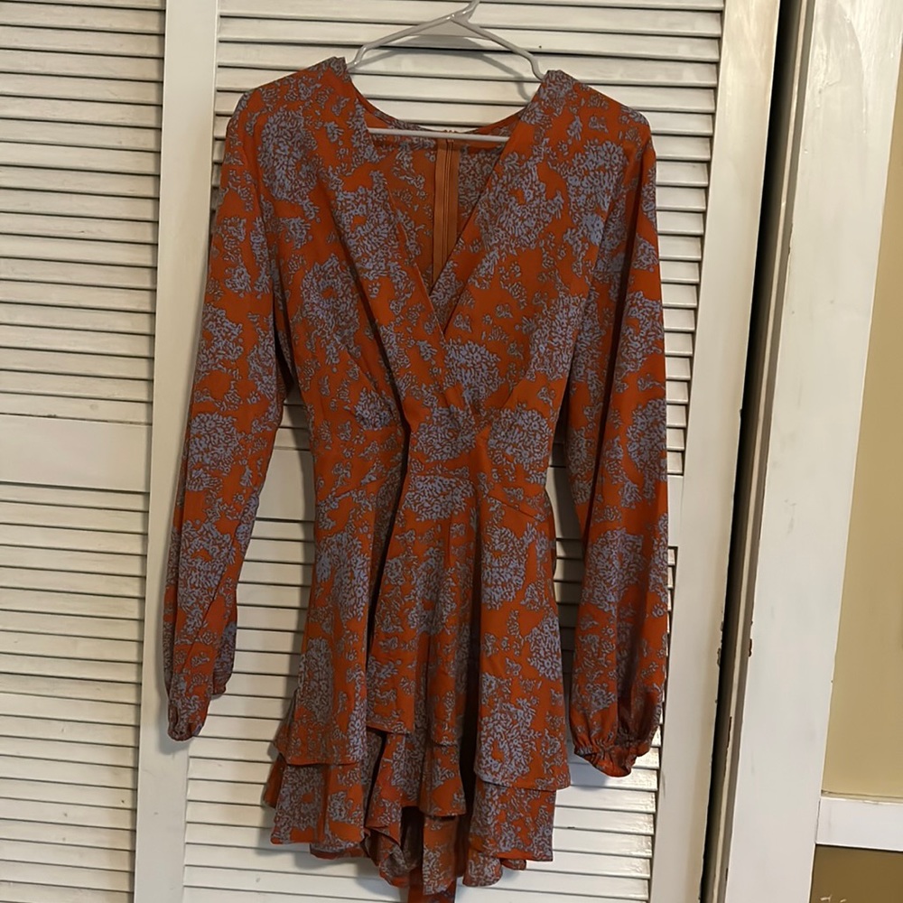 No brand available but it’s a large in size. Not stretchy, good quality fabric.